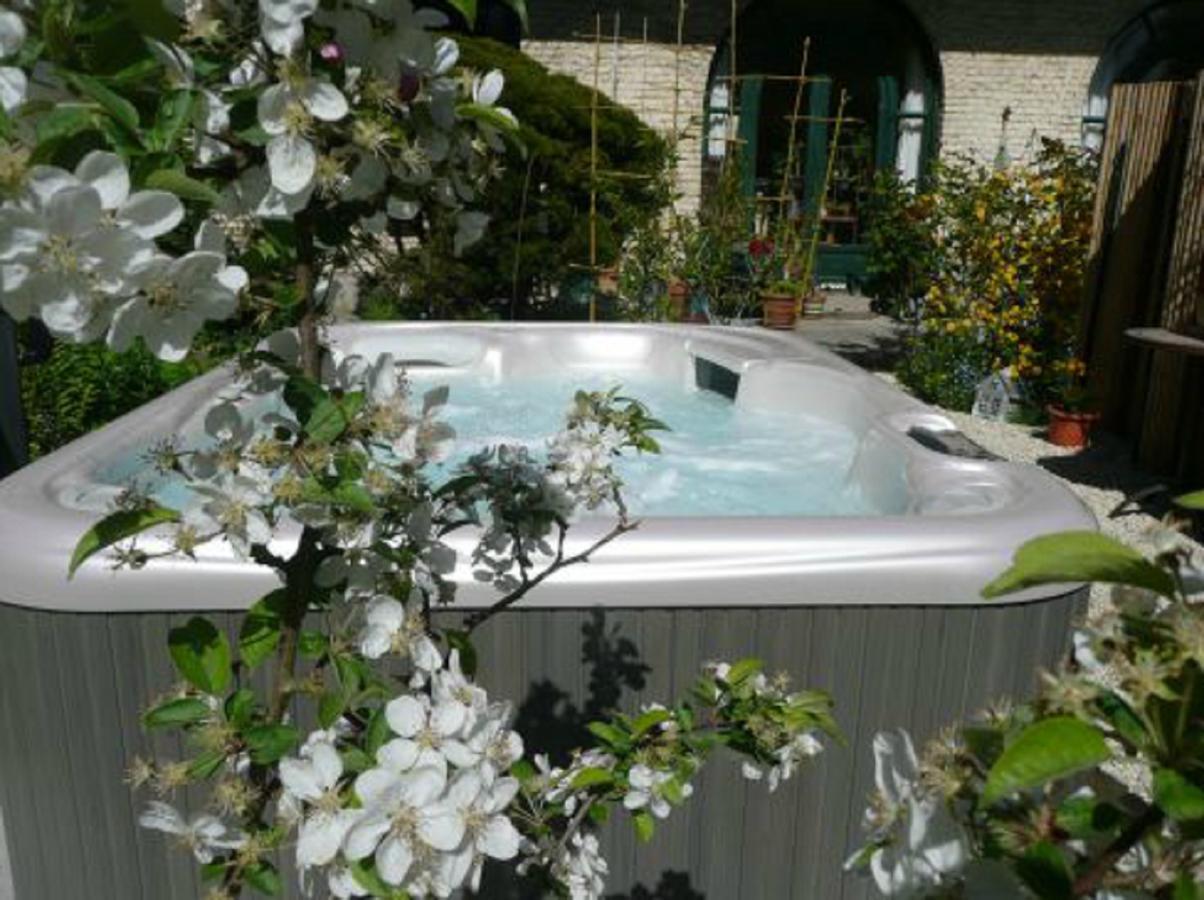 Manoir De Bois En Ardres Bed and Breakfast Eksteriør billede