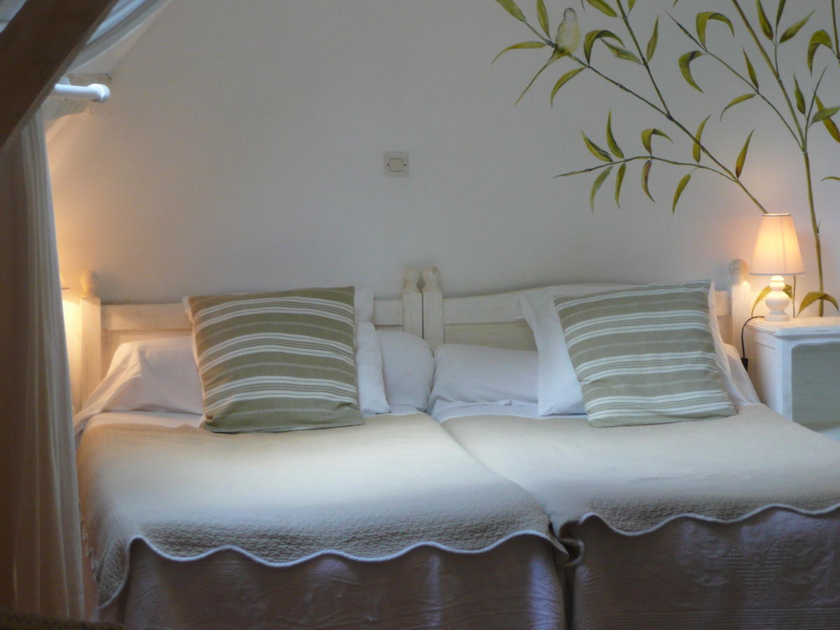Manoir De Bois En Ardres Bed and Breakfast Værelse billede